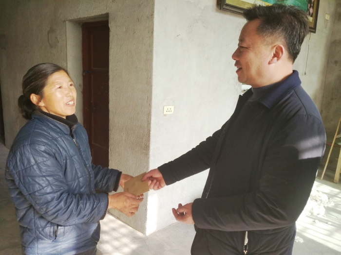 刘院长慰问.jpg